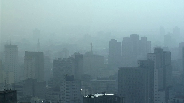 城市景观与雾/圣保罗，巴西视频下载