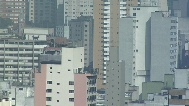 在城市/圣保罗，巴西的公寓大楼的观点视频下载