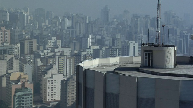在城市摩天大楼与塔在前景/圣保罗，巴西视频下载