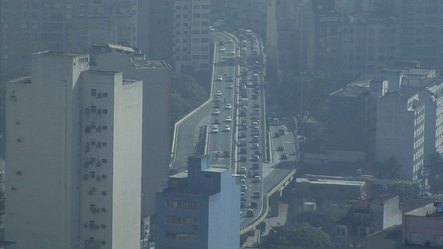 城市道路交通，前景中的建筑物/圣保罗，巴西视频下载