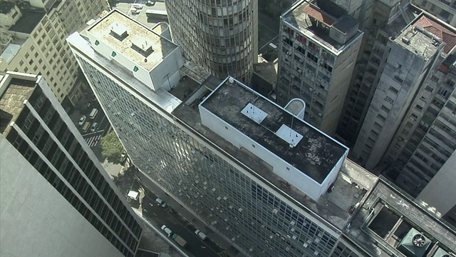 WS PAN鸟瞰图城市与街道上的交通/圣保罗，巴西视频素材