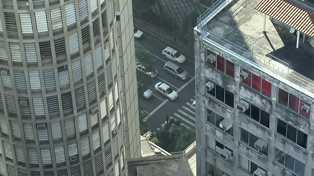 前景中有建筑物的城市道路交通/圣保罗，巴西视频下载