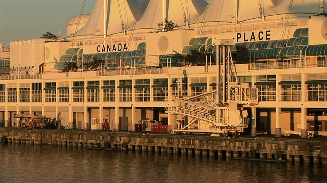 MS Canada Place在下午的阳光下，温哥华，不列颠哥伦比亚省，加拿大视频素材