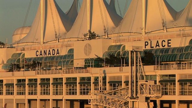 下午阳光下的CU加拿大广场，温哥华，不列颠哥伦比亚省，加拿大视频素材