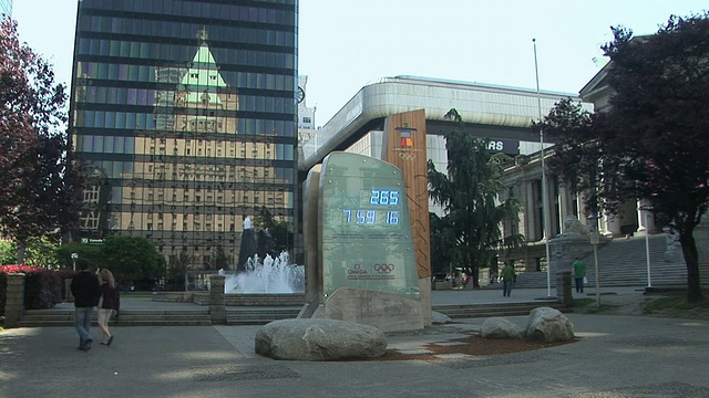 加拿大不列颠哥伦比亚省温哥华市，玻璃建筑背景中的WS奥运倒计时钟视频素材