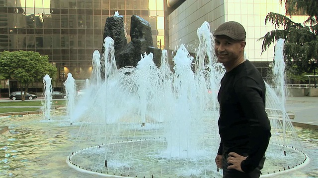 MS人像站在喷泉前，温哥华，不列颠哥伦比亚省，加拿大视频素材