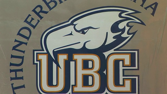 CU ZO UBC雷鸟竞技场标志，奥林匹克冰球场馆，温哥华，不列颠哥伦比亚省，加拿大视频素材