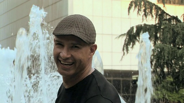 一名男子站在喷泉前的肖像，温哥华，加拿大不列颠哥伦比亚省视频素材