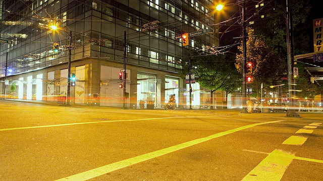 加拿大不列颠哥伦比亚省温哥华市区十字路口夜间交通状况视频素材
