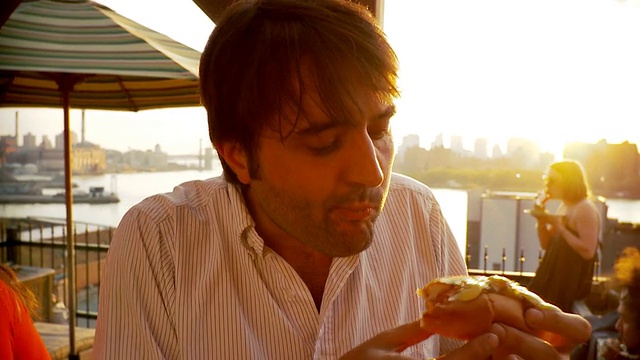 纽约布鲁克林，一名男子在派对上吃热狗视频下载