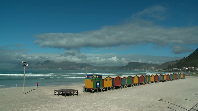 南非西开普，开普敦，Muizenberg海滩上多彩的海滩小屋视频下载