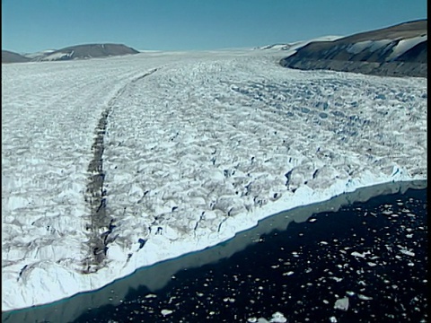 边POV沿着潮水冰川流入大海，格陵兰视频下载