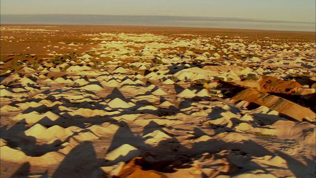澳大利亚南澳大利亚库伯佩迪蛋白石矿的空中土堆视频素材