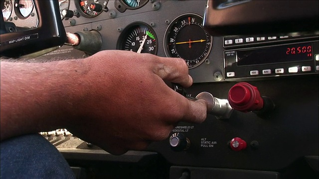 澳大利亚南澳大利亚安娜克里克，一名男子的手在直升机驾驶舱的仪表板上视频素材
