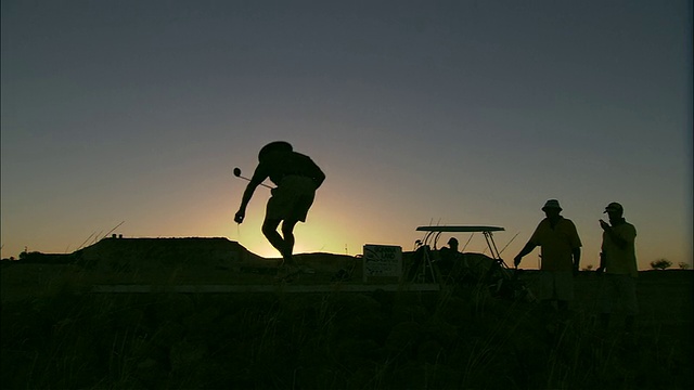 WS男子练习高尔夫挥杆日出，库伯佩迪，南澳大利亚，澳大利亚视频素材