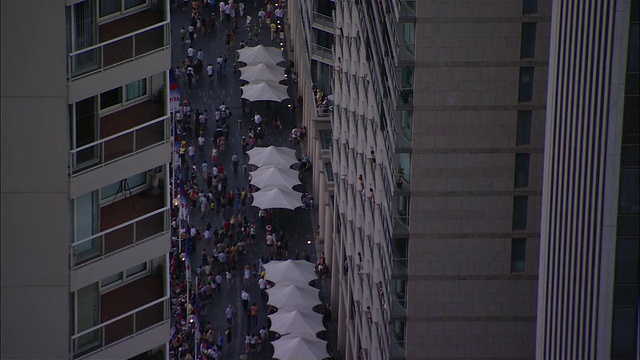 澳大利亚新南威尔士州悉尼，MS HA办公大楼和拥挤的街道上的商人摊位与白色檐篷视频素材