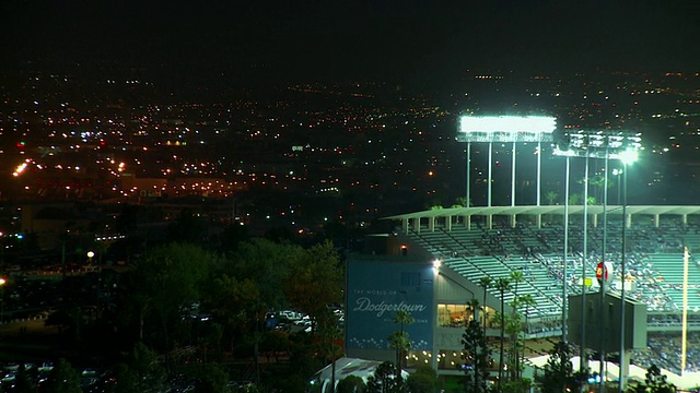 ZO WS HA道奇球场在棒球比赛和城市景观晚上，洛杉矶，加利福尼亚，美国视频素材