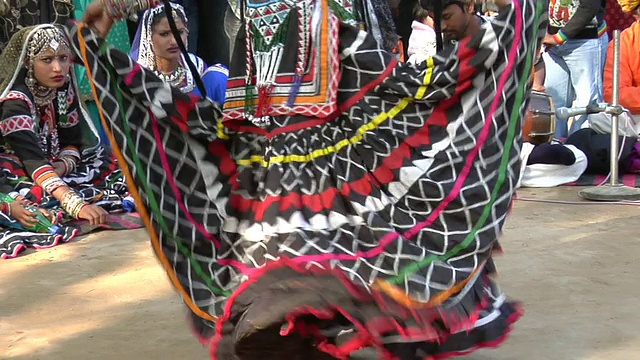 印度哈里亚纳邦法里达巴德，在苏拉吉昆德集市上表演Kalbeliya舞蹈的女士，背景中的人们视频素材