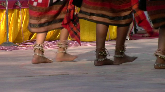 印度哈里亚纳邦法里达巴德，一群女子在苏拉吉昆德集市上表演桑巴尔普里舞，男子在后面视频素材