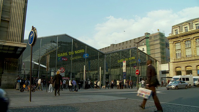 法国巴黎北站前的行人和汽车视频下载