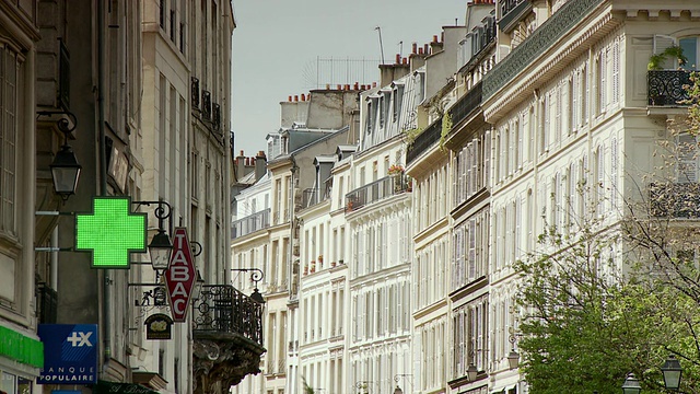法国巴黎狭窄街道上的MS公寓大楼视频素材