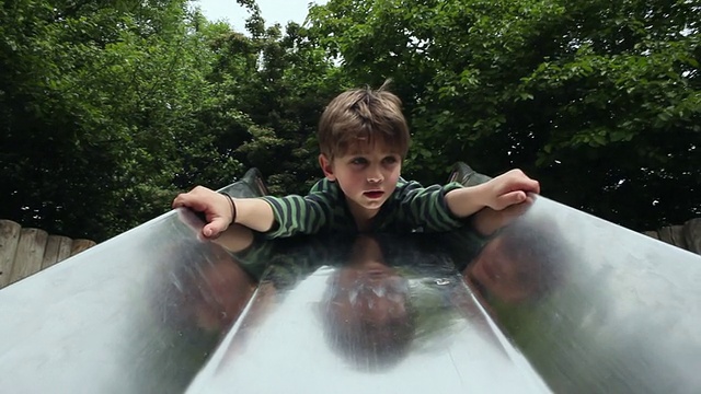 MS POV Boy(4-5)玩滑梯，向下移动和大笑/伦敦，英国视频素材