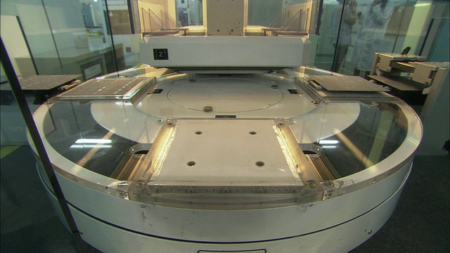 中国江苏无锡尚德太阳能工厂装配线上的MS太阳能光伏电池进入纺丝机被压平视频素材