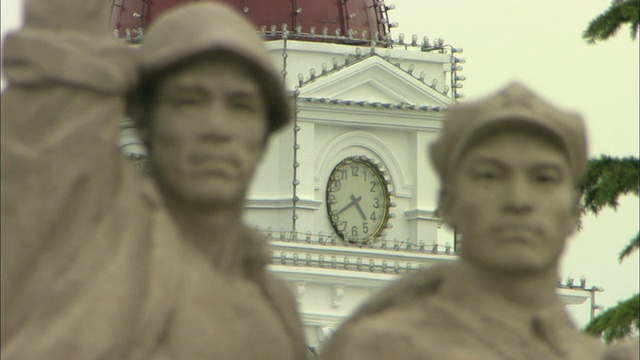 中国北京天安门广场的士兵雕像和钟楼视频下载