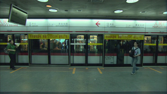 中国上海，带乘客的WS地铁视频下载