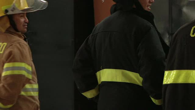 厄瓜多尔，制服上有名字的消防员的后视图视频素材