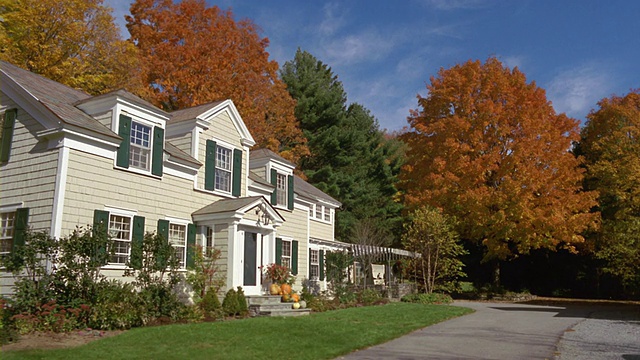 MS郊区的家和树木在秋天树叶/曼彻斯特，佛蒙特州视频下载