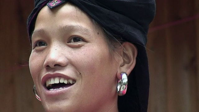 CU年轻瑶族妇女唱歌，龙胜，广西，中国视频下载
