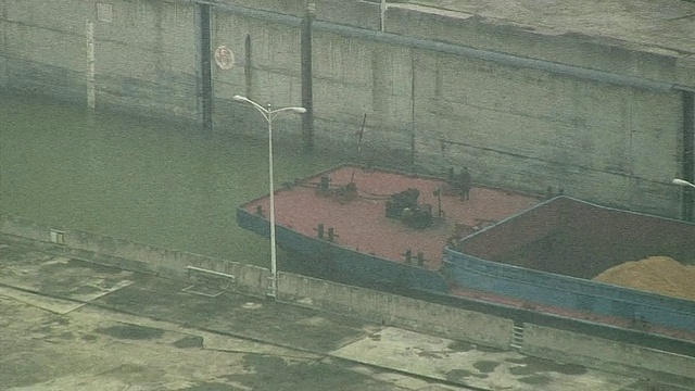 MS ZO WS HA驳船沿着狭窄的运河行驶，三峡大坝，中国武汉视频下载