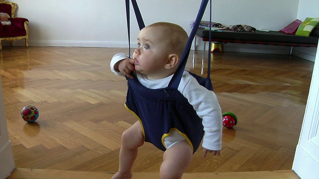 MS baby(8-9个月)吮吸手指坐在婴儿保镖/柏林，德国视频素材
