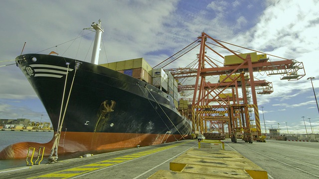 WS T/L ZO PAN在澳大利亚维多利亚州墨尔本斯旺斯顿码头从货船上卸集装箱视频下载