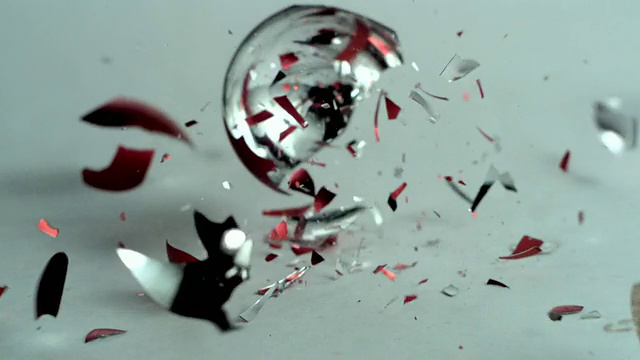SLO MO CU圣诞装饰物掉落并碎成碎片，美国纽约州视频素材