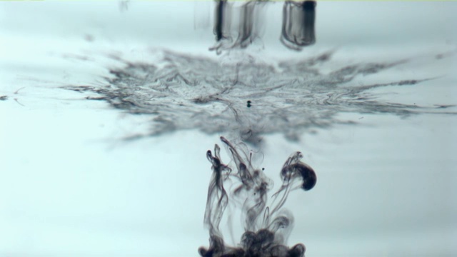 SLO MO CU墨滴入水中，纽约州，美国视频素材
