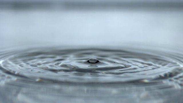 SLO MO CU水滴击中水面，创造飞溅皇冠，纽约州，美国视频素材