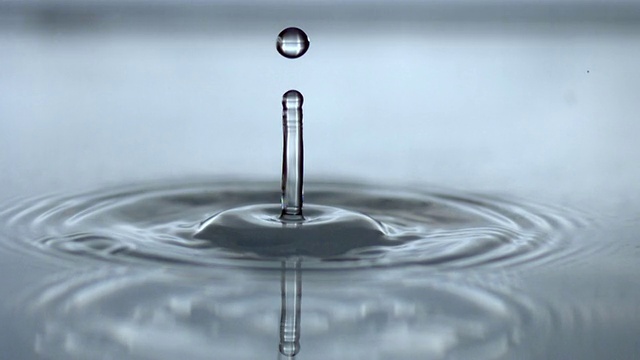 SLO MO CU水滴击中水面，创造飞溅皇冠，纽约州，美国视频素材