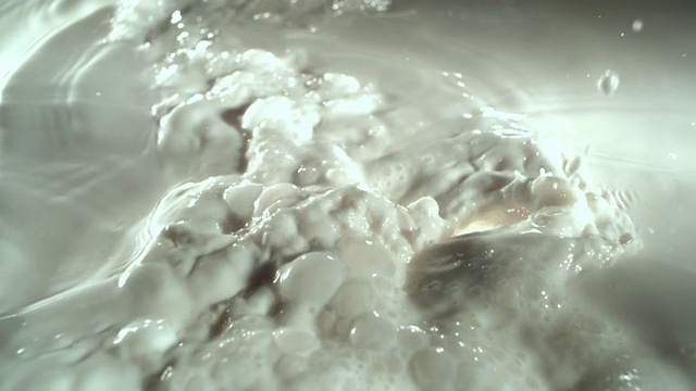 SLO MO CU牛奶正在倾倒，纽约州，美国视频素材
