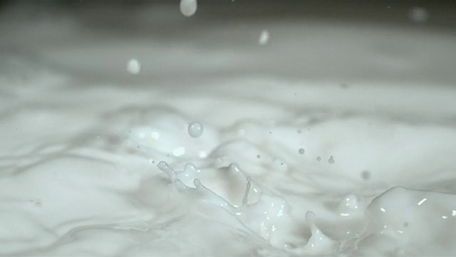 美国纽约州，SLO MO CU牛奶猛烈滴入牛奶中视频素材