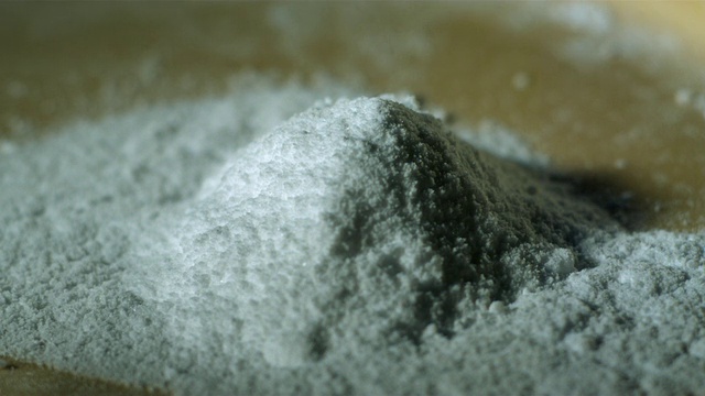 SLO MO ECU SELECTIVE FOCUS水滴落在白色粉末堆上，纽约州，美国视频素材
