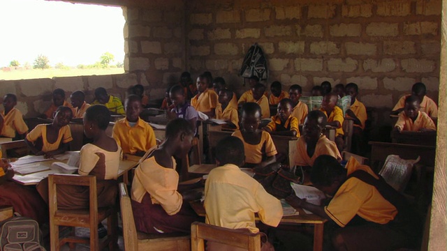 MS HA孩子坐在教室里，Tamale，加纳视频下载