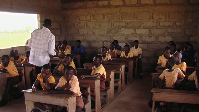 潘老师在教室里与孩子们交谈，塔马莱，加纳视频下载