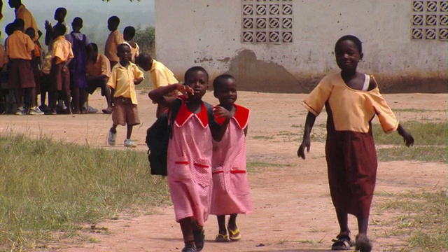 在加纳Tamale，一群学校的孩子走过校园视频下载