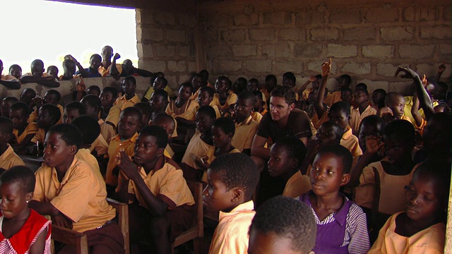 在加纳Tamale的教室里，MS HA Man坐在孩子们中间视频下载