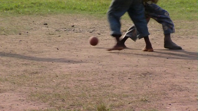 男孩们在加纳Tamale的土地里踢球视频素材