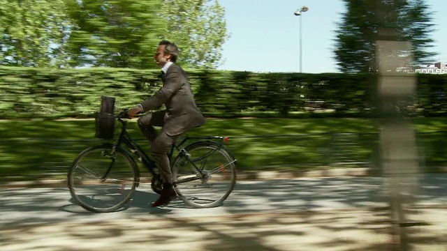 法国巴黎，商人在布尔吉巴滨海大道上骑行视频素材