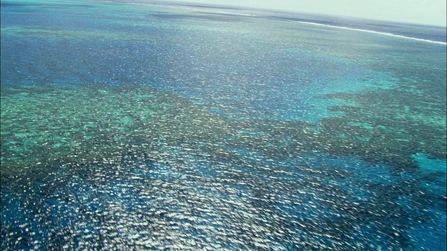 WS航空珊瑚海和大堡礁蓝天下，凯恩斯，昆士兰，澳大利亚视频素材