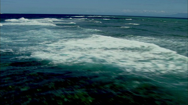 澳大利亚昆士兰凯恩斯的WS空中波浪冲击大堡礁视频素材